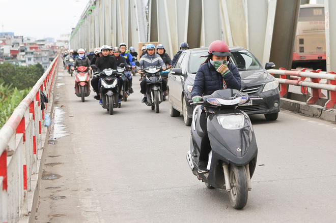 Chùm ảnh: Người dân Hà Nội khoác cả chăn bông, mặc áo mưa xuống phố để tránh rét Chùm ảnh: Người dân Hà Nội khoác cả chăn bông, mặc áo mưa xuống phố để tránh rét